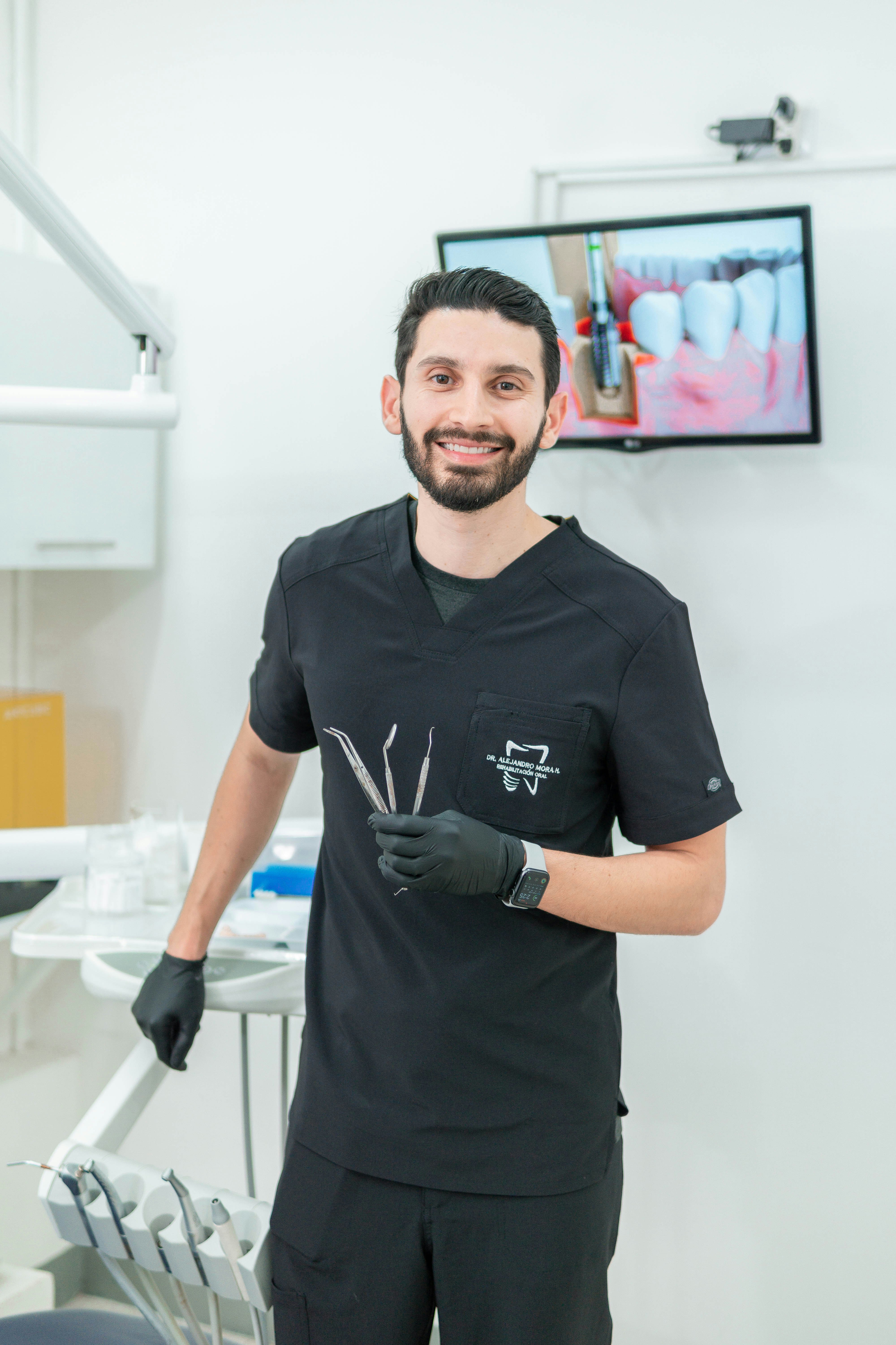 Dentiste souriant dans une clinique dentaire moderne