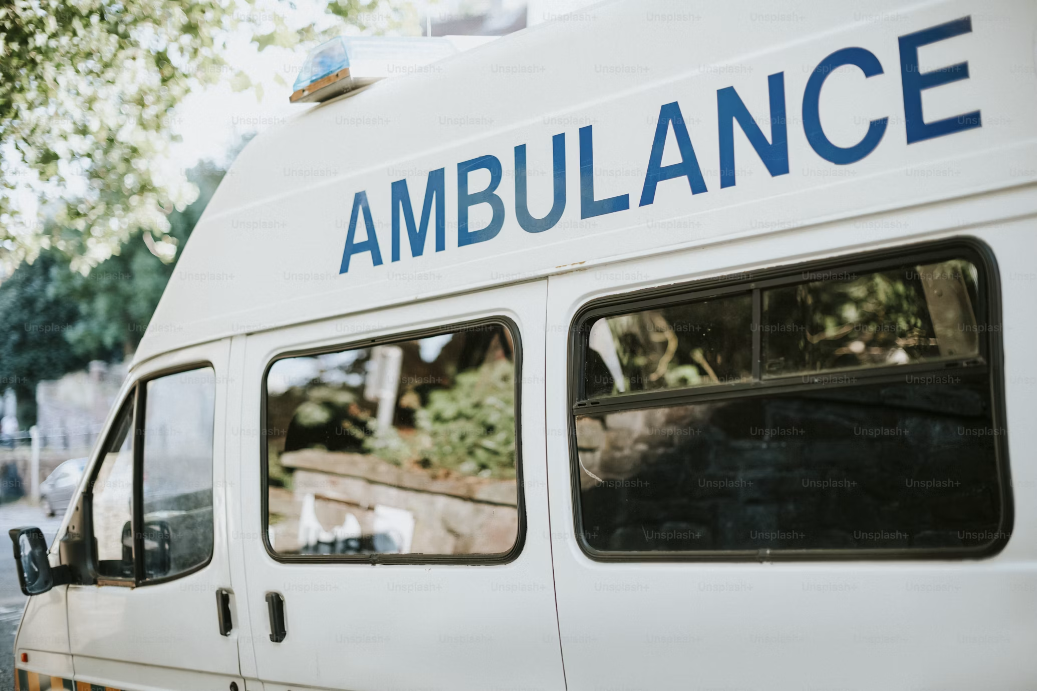 Ambulance illustrant le soutien pour urgences et imprévus