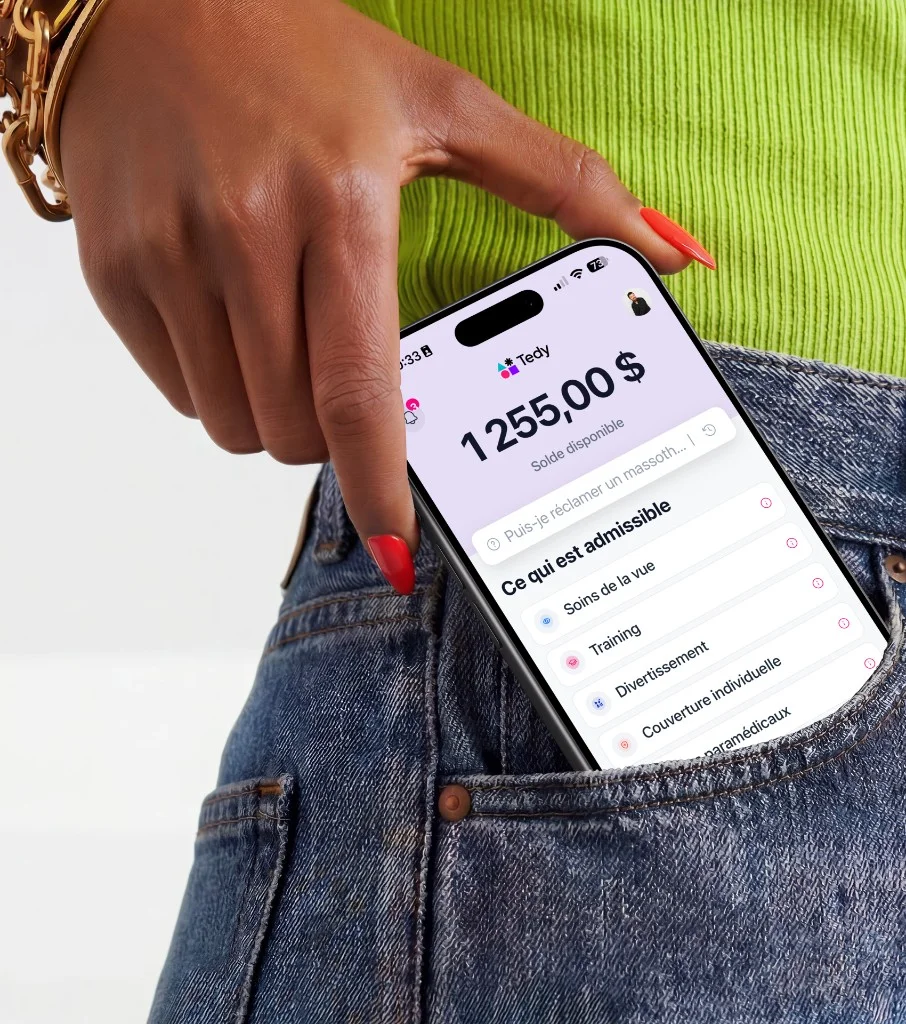 Une personne consulte son solde Tedy de 1 255 $ sur son téléphone, glissé dans la poche de son jean.