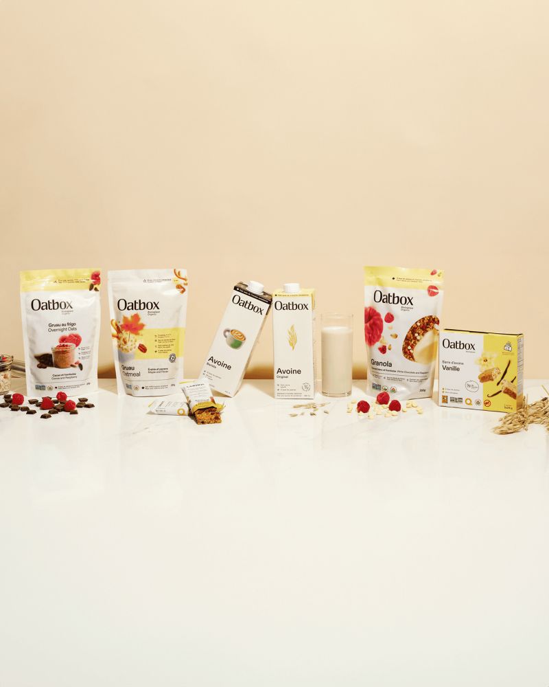Une gamme de produits Oatbox disposee sur une table claire.
