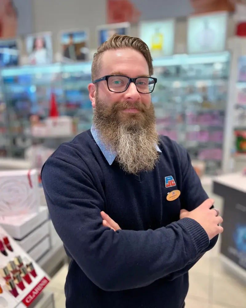 Jonathan Carrier, directeur de succursale Jean Coutu L'Ile-Perrot, dans la pharmacie.