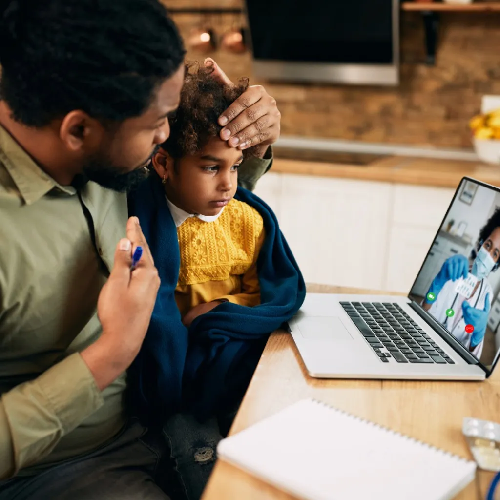 Parent et enfant en consultation virtuelle avec un professionnel de la santé