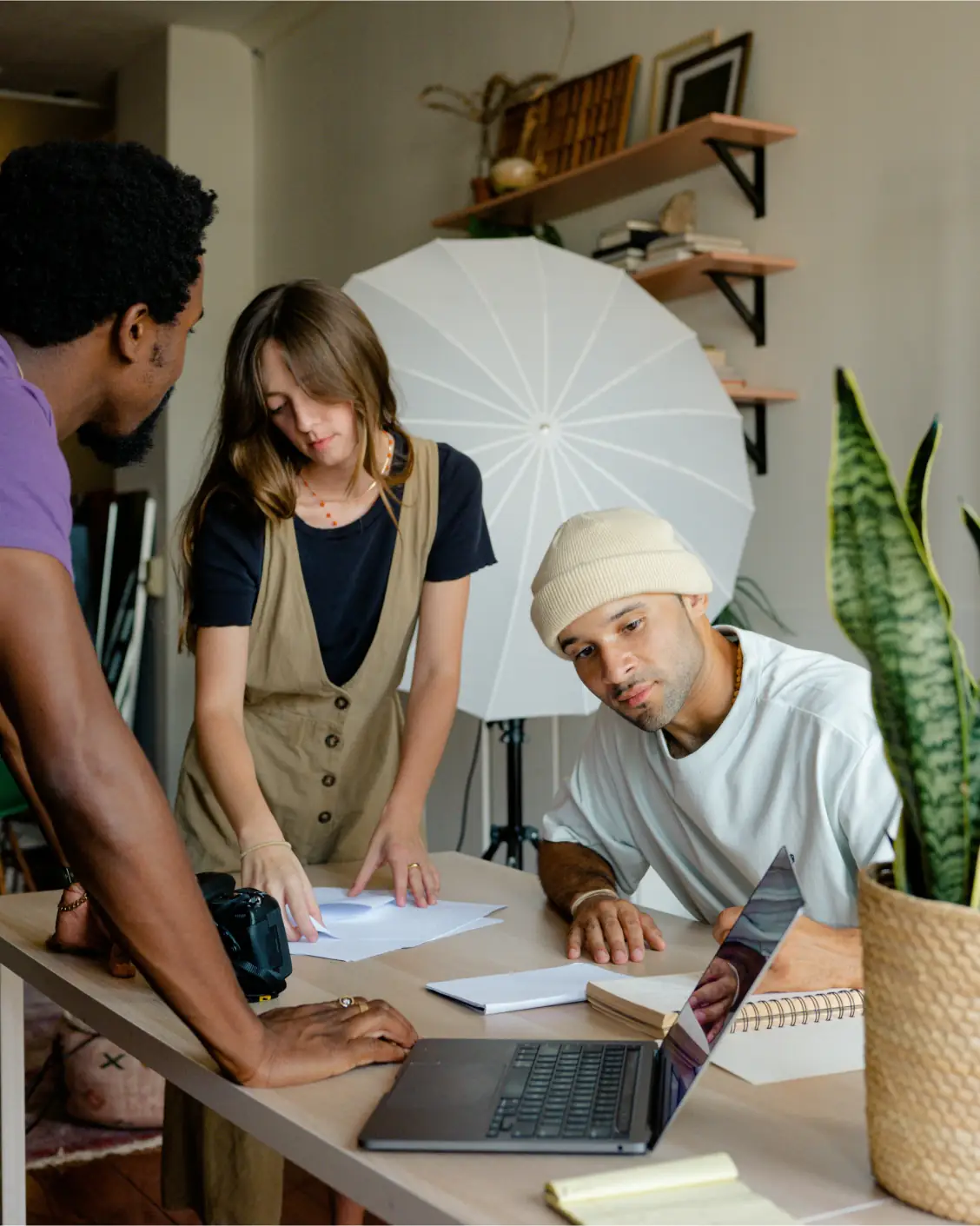 Une équipe réunie autour d’une table durant une séance de travail.