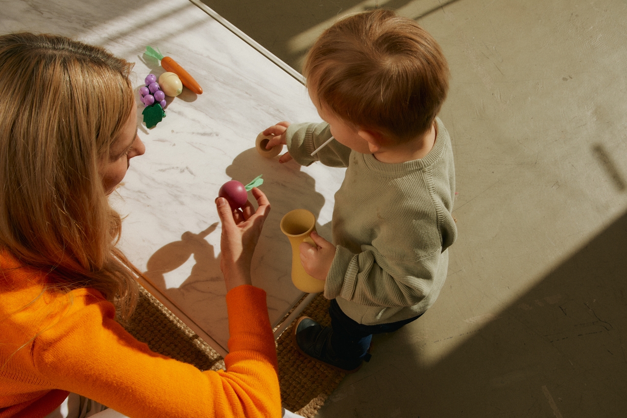 Parent et enfant illustrant le soutien en santé des femmes et des familles